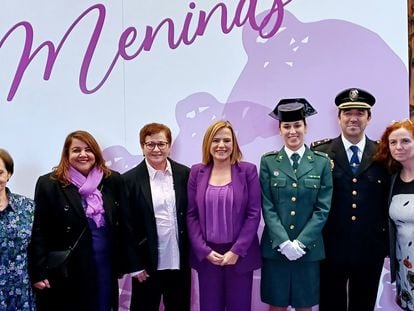 La delegada del Gobierno en la Comunidad Valenciana, Pilar Bernabé, junto a los premiados Meninas 2023.