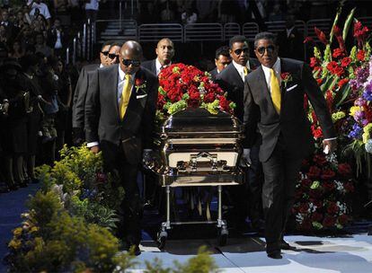 El féretro con el cuerpo del cantante ha sido transportado al escenario mientras cantaba un coro de gospel. El ataúd dorado estaba cubierto de flores rojas.