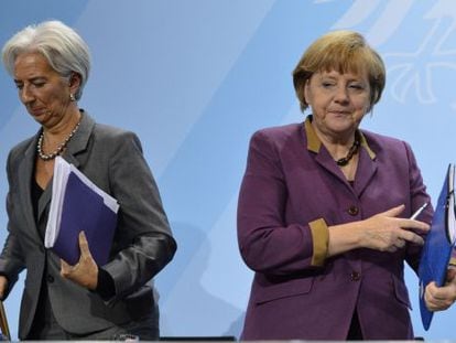 Christine Lagarde, directora gerente del FMI,, a la izquierda, con la canciller alemana Angela Merkel, en un encuentro en Berl&iacute;n, en octubre de 2012.