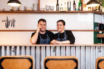Nicola Drago y Anna Pla, propietarios de Contracorrent Bar, en la barra de su restaurante y bar de vinos.
