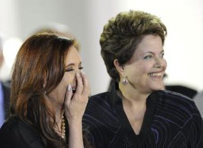 Cristina Kirchner (i.), junto a Dilma Rousseff.