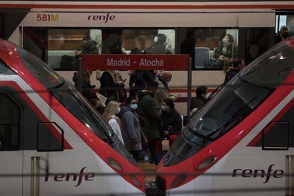 Viajeros en la estación de Atocha, esta mañana.