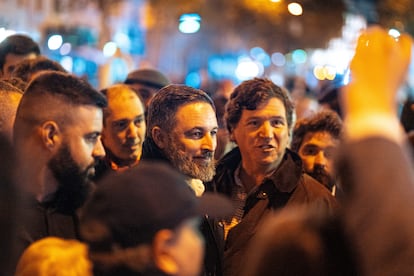 Tucker Carlson, con Santiago Abascal en las protestas de este lunes en Madrid.