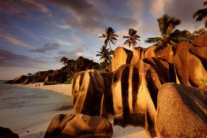 Las míticas rocas de granito rosa de la isla La Digue, en Seychelles.