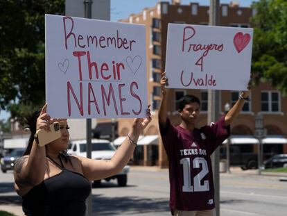 Jovenes protestan en el centro de la ciudad después del tiroteo en Uvalde, Texas.