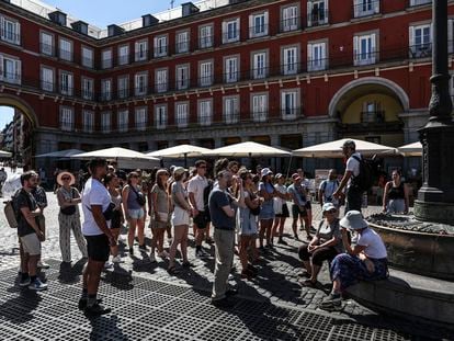 Un grupo guiado de turistas en la Plaza Mayor de Madrid, este martes.