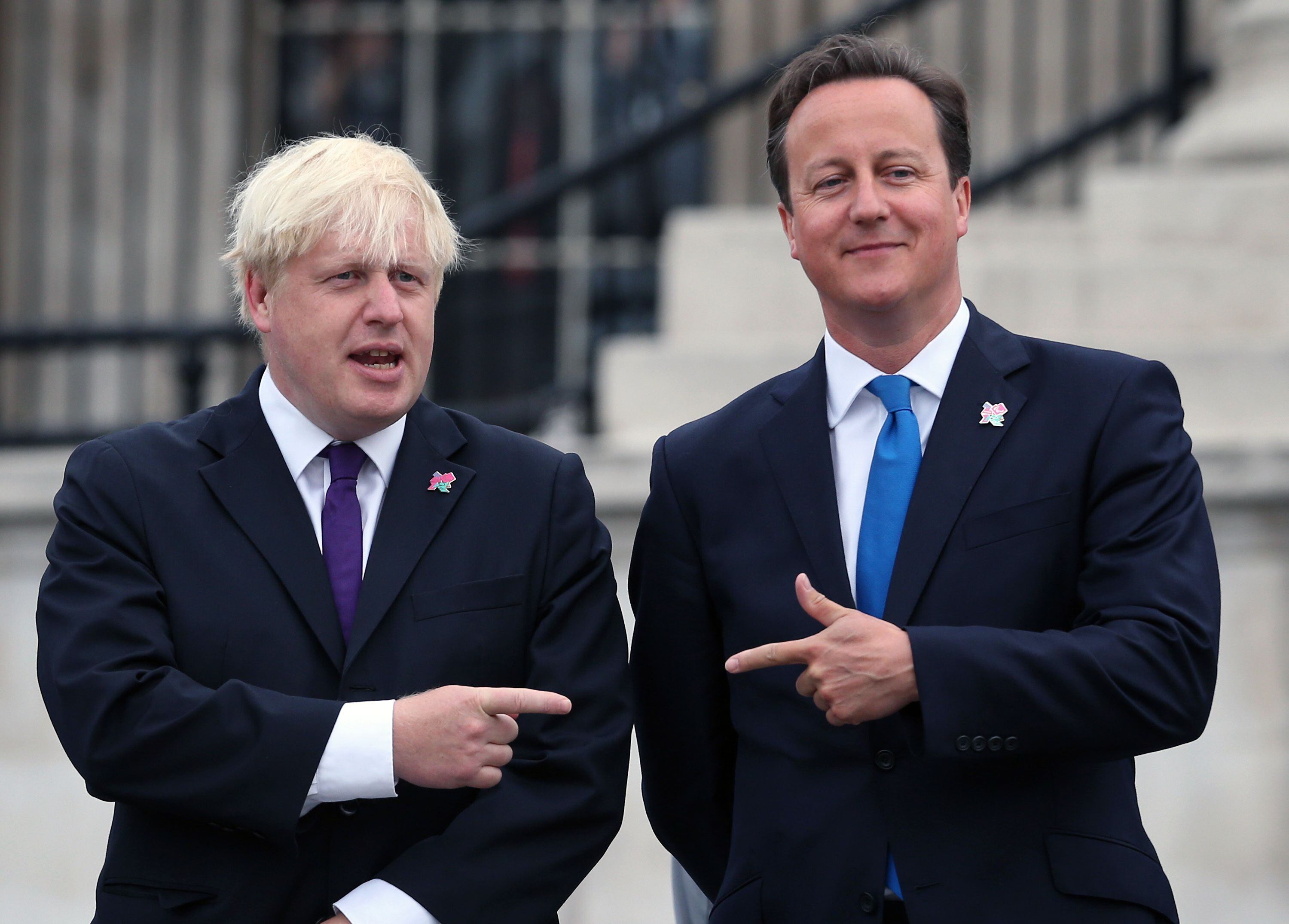 El alcalde de Londres durante los Juegos Olímpicos de 2012, Boris Johnson, a la izquierda, y el entonces primer ministro británico, David Cameron, el 24 de agosto de 2012 en la capital británica. 