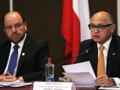 El Ministro de Relaciones Exteriores de Chile, Alfredo Moreno (i), y su homólogo de Argentina, Héctor Timerman (d), participan en la quinta reunión bilateral, que se celebra de forma simultánea junto con el segundo encuentro de intendentes chilenos y gobernadores argentinos de la frontera común, en Santiago de Chile (Chile).