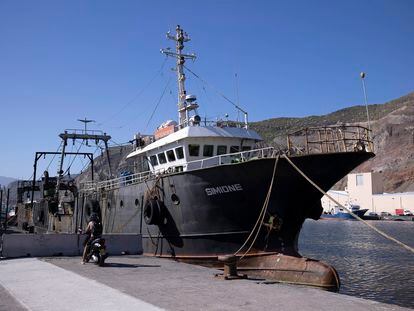 El buque 'Simione', de bandera angoleña y de unos 45 metros de eslora, que fue abordado por la Guardia Civil el 18 de diciembre en pleno Atlántico, tras ser vigilado durante su travesía.