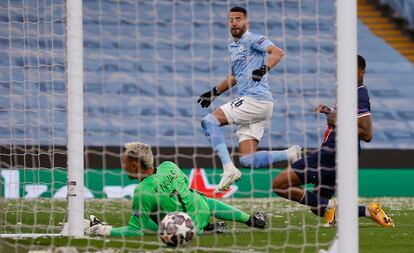 Mahrez marca el primer gol del partido de vuelta de las semifinales de la Champions entre el Manchester City y el PSG este martes en el Etihad.