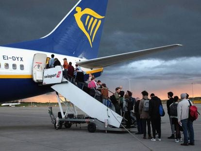 Pasajeros de Ryanair embarcan en un avión de la compañía / En vídeo, declaraciones del portavoz de OCU