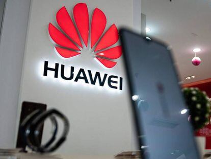 Un logo de Huawei junto a un móvil de la compañía con Android en una tienda en Pekín. 
