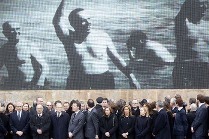 Rajoy, en el centro, mira hacia atrás para ver un vídeo de Fraga, acompañado de distintas autoridades y con Feijóo a su derecha.
