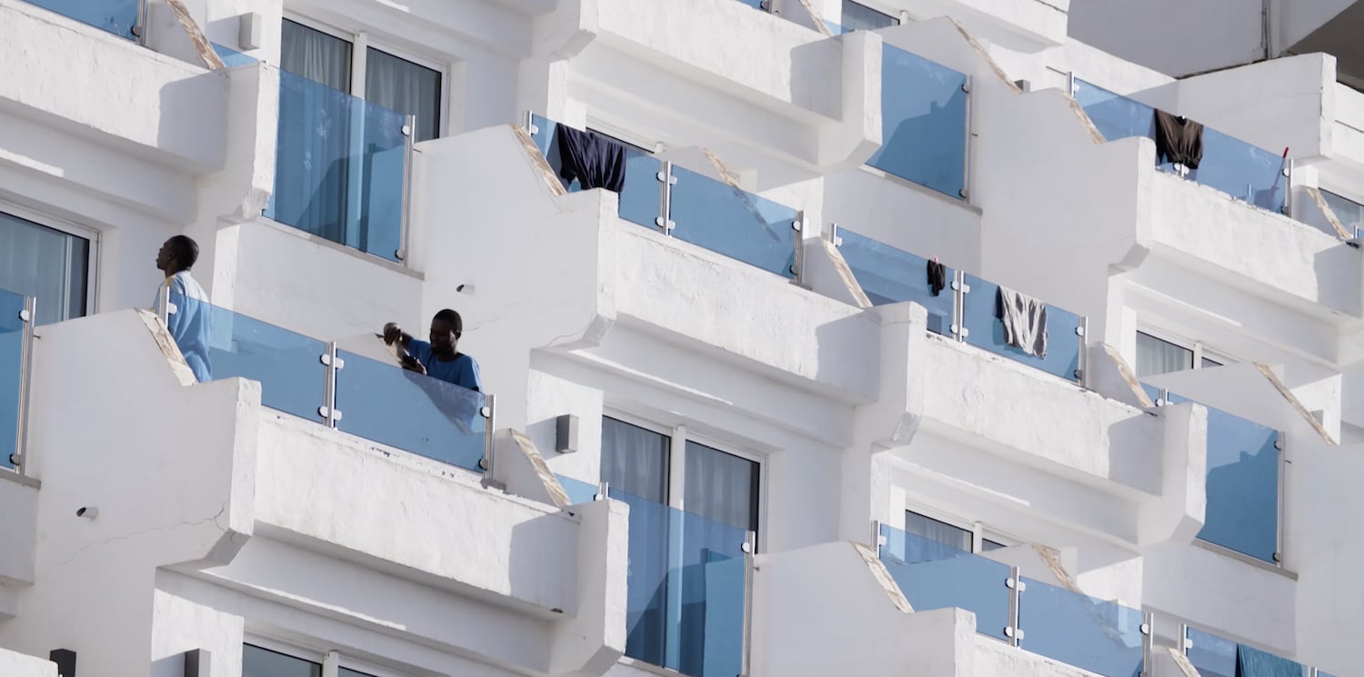 Uno de los hoteles donde se aloja a las personas llegadas irregularmente.