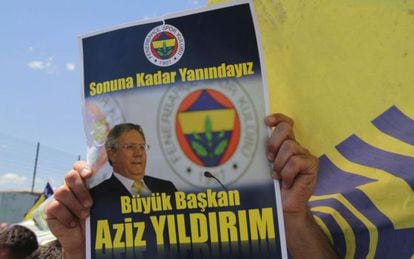 Un seguidor del Fenerbahçe muestra un cartel con una foto del presidente de su equipo en 2012