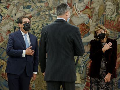El Rey, de espaldas, saluda a los magistrados del Tribunal Constitucional Enrique Arnaldo Alcubilla y Concepción Espejel, a su llegada al acto de juramento o promesa en el Palacio de La Zarzuela, el pasado 18 de noviembre.