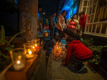 Un grupo de niños enciende velas en el Día de Velitas, en Bogotá (Colombia), el 7 de diciembre de 2022.