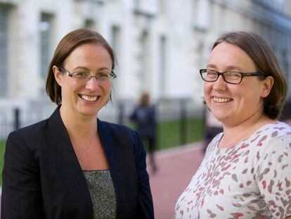 Caroline Pusey (izquierda) junto a Heather McNaughton, comparten su trabajo como directoras de personal del Ministerio de Defensa birt&aacute;nico.