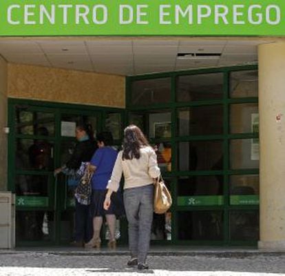 Ciudadanos portugueses entran en una oficina de empleo en Lisboa.
