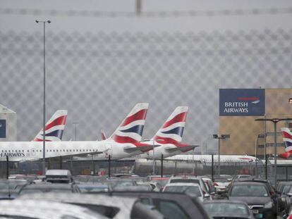 Vista del área de aparcamiento de aviones de British Airways en el aeropuerto londinense de Heathrow.