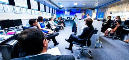 Empleados de Nestlé en su centro de Suiza desde el que controla las conversaciones en las redes sociales.
