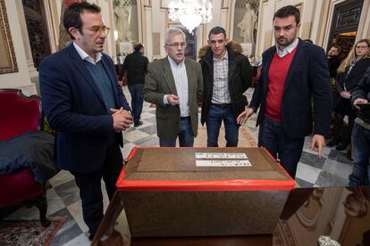 El alcalde de Cádiz, José María González (i), junto a Anton Azkargorta, (2i), nieto de Dionisio Anton Aretxabala, maquinista naval vasco asesinado en 1939 tras ser detenido en Cádiz en plena represión franquista, durante el acto en el que le entregaron los restos de su abuelo, en diciembre de 2019. / ROMÁN RÍOS (EFE)