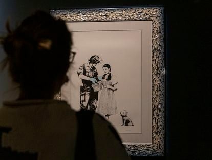 Una visitante de la exposición 'El arte de la protesta', de Banksy, observa una de las obras, el 12 de noviembre en Barcelona.