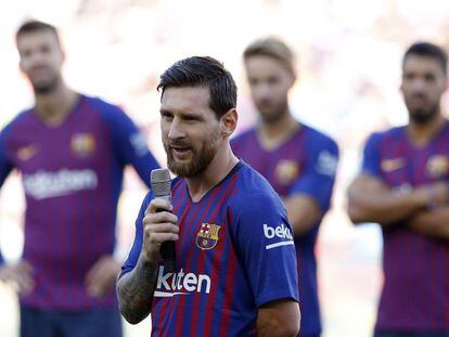 Messi es dirigeix a l'afició abans del Gamper.