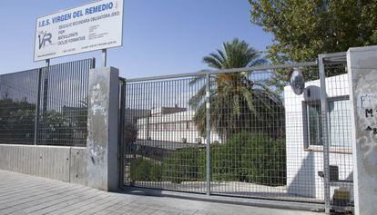 El IES Virgen del Remedio de Alicante cerrado por el calor. 