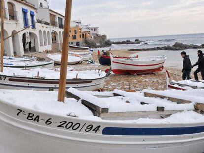 La playa de Calella de Palafrugell nevada.