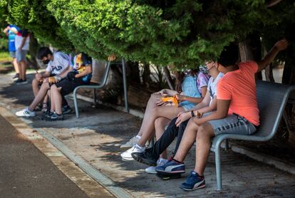 La adolescencia es sin duda la etapa más desafiante para la crianza. En la foto, varios jóvenes en el patio de un colegio
.