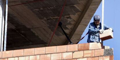 Un obrero trabaja en la construcción de una vivienda.