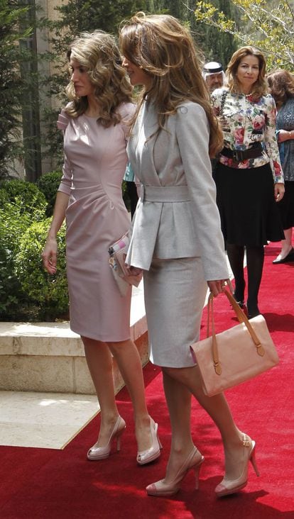 La reina Rania de Jordania, junto a doña Letizia en el palacio real de Amman, (Jordania) en abril de 2011. Ambas monarcas lucieron sendos vestidos de corte clásico y colores pastel. Además, el color de pelo y el peinado eran muy similares