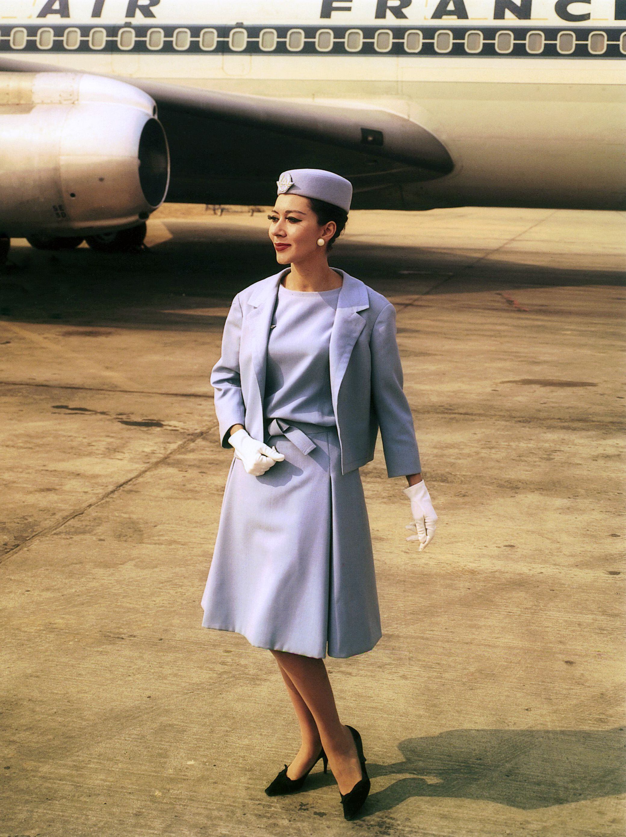 Una azafata de Air France posa con el vestido de verano de Christian Dior y su lazo japonés pespunteado. Era 1963.