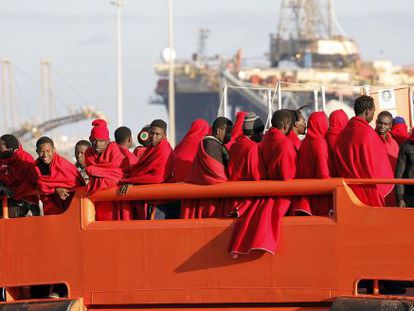 Llegada al puerto de Almer&iacute;a de 64 inmigrantes, entre ellos 11 mujeres y 2 ni&ntilde;os de corta edad. 