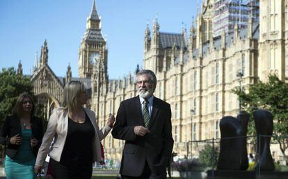 El presidente del Sinn F&eacute;in, Gerry Adams, tras un encuentro con la primera ministra brit&aacute;nica, Theresa May, en Londres.