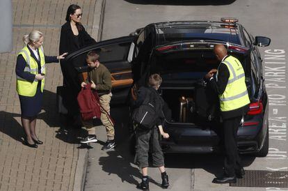 Angelina Jolie con dos de sus hijos Shiloh y Konx en Londres el 17 de mayo. 