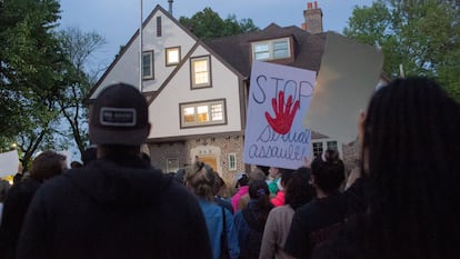 Protestas ante la fraternidad Phi Gamma Delta, en Iowa City, acusada de promover actividades de abuso sexual.