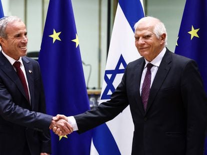 El ministro de Inteligencia israelí, Elazar Stern, y el jefe de la diplomacia europea, Josep Borrell, este lunes en Bruselas.