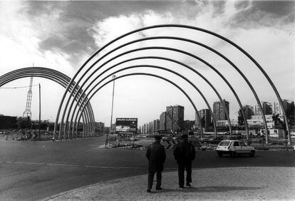 Una imagen de la avenida de la Ilustración de Madrid con los arcos de acero inoxidable, obra de Andreu Alfaro, 1990.
