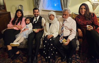 El nuevo líder del SNP y ministro principal de Escocia, Humza Yousaf, posa este martes con su familia en la residencia oficial, en Edimburgo.