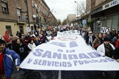 19 de diciembre de 2012. Trabajadores de la Sanidad protestan en las inmediaciones de la Asamblea de Madrid, en contra de los recortes y la privatización de la sanidad madrileña, propuesta por el  presidente de la Comunidad de Madrid, Ignacio González.