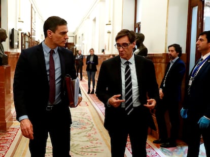 El presidente Pedro Sanchez habla con el ministro de Sanidad, Salvador Illa el 18 de marzo.