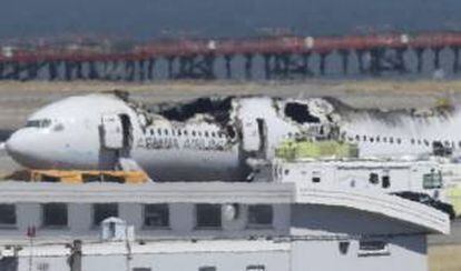 Fotografía tomada el pasado 7 de julio en la que se registró un plano general de los restos del fuselaje del avión Boeing 777 de la aerolínea Asiana Airlines que se accidentó al aterrizar en el Aeropuerto Internacional de San Francisco (EE.UU.) y en el que murieron tres de los 288 pasajeros. EFE/Archivo