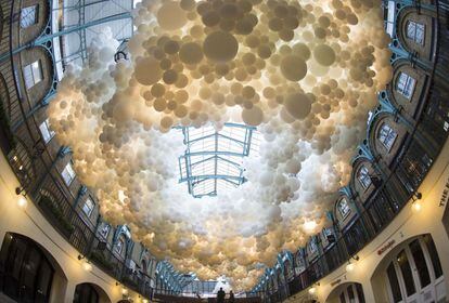 Creado específicamente para este espacio, la instalación se compone de cien mil globos blancos.