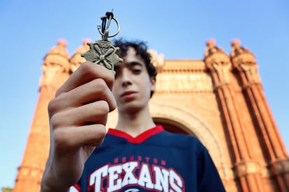 Massinissa Akandouch, joven 'amazigh' que reside en Barcelona, sujeta un colgante familiar, en julio de 2021.