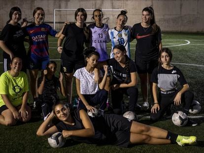 El equipo de fútbol femenino del CF Tramontana en el barrio de la Mina en Barcelona.