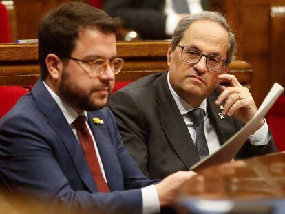 El presidente de la Generalitat, Quim Torra, junto a su vicepresidente, Pere Aragonès, en el pleno del Parlament.