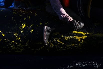 Mediterráneo, a unas 13 millas de la costa de Libia. N 33º 04, 361’. O 12º 42, 466. La mayoría de las personas que viajan en las embarcaciones no están preparadas y los casos de hipotermia son muy frecuentes. En esta embarcación, viajan 139 personas procedentes de diferentes países de África. Entre ellas se encuentra una niña de 12 horas de vida y su madre. En este caso se llegó a tiempo, pero en otras ocasiones las organizaciones de rescate han encontrado barcas semi hundidas y sin ninguna persona a bordo, o tan solo algunos cadáveres flotando.