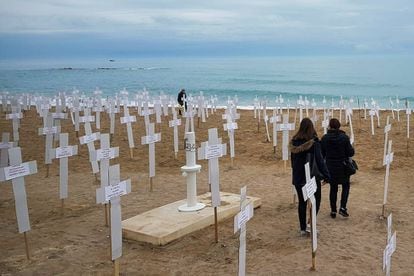 Exposición en la playa de Vinarós el pasado 8 de marzo con 731 cruces que representan a las mujeres asesinadas por violencia machista desde 2007.
